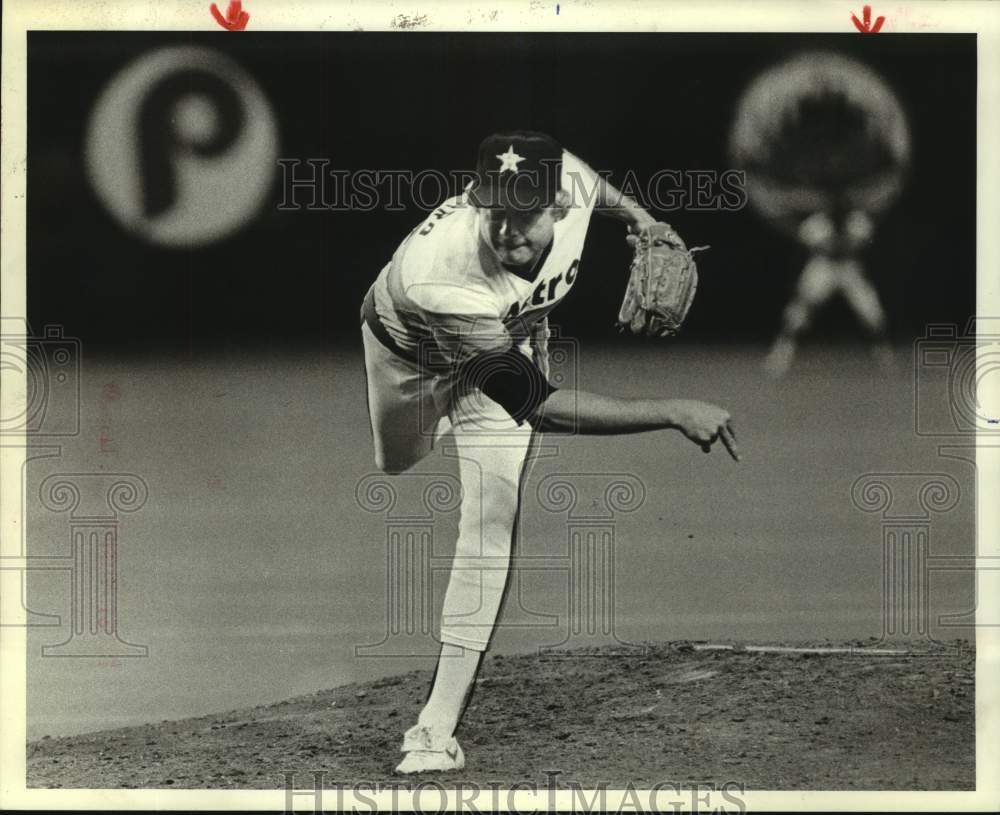 1985 Astros&#39; pitcher Joe Niekro throws a knuckleball - Historic Images