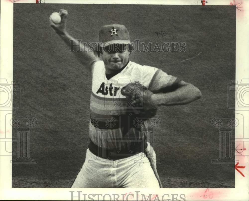 1981 Press Photo Astros' pitcher Joe Niekro prepares to throw a knuckleball. - Historic Images