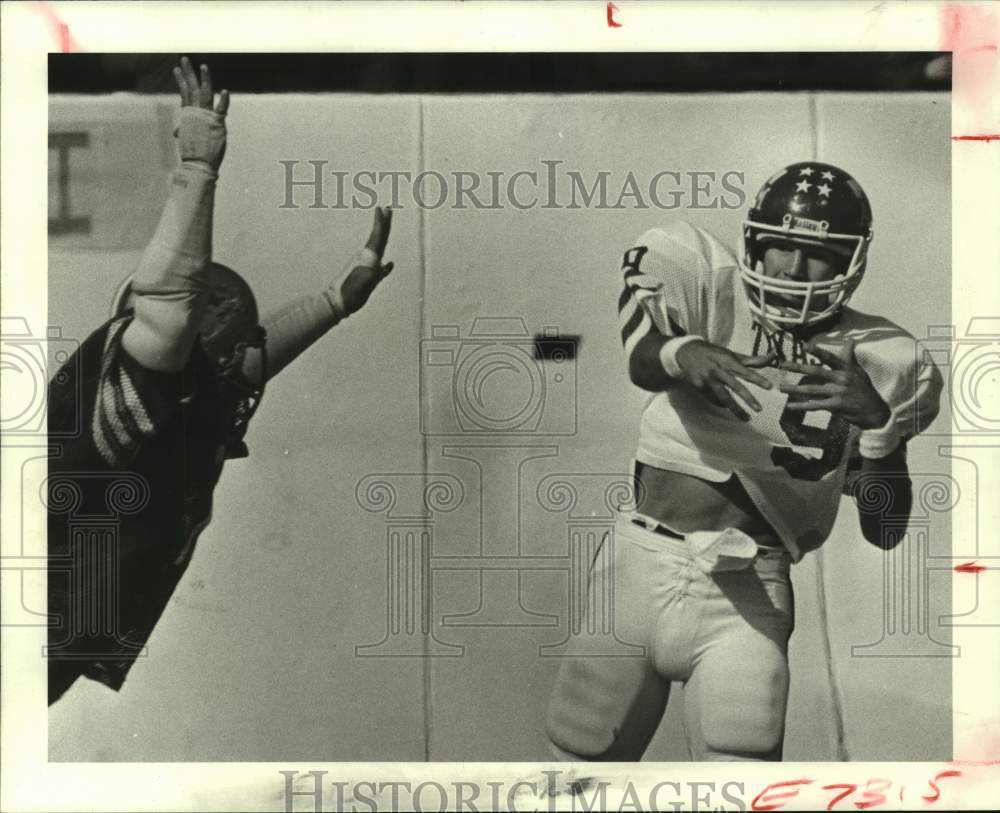 1981 Press Photo Texas A&amp;M&#39;s Gary Kubiak unleashes pass over Rice lineman.- Historic Images