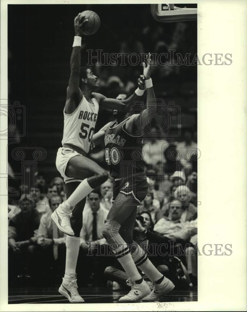 1986 Ralph Sampson looking for 2 points over Dallas&#39; James Donaldson - Historic Images