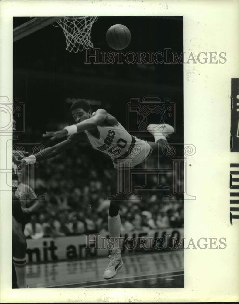 1986 Press Photo Ralph Sampson falls out of bounds after being fouled- Historic Images