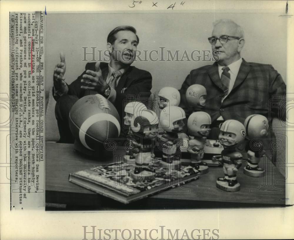 1971 Press Photo Football coaches Dan Devine, Tommy Prothro being interviewed - Historic Images