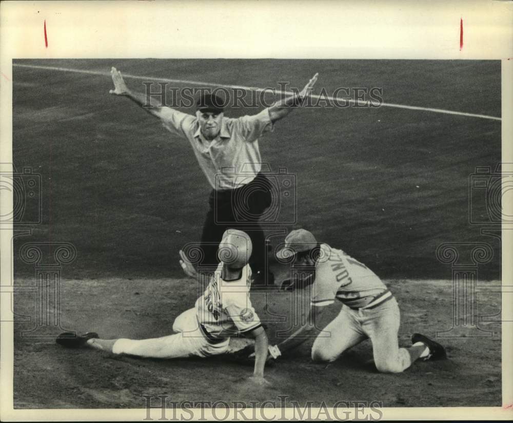 1973 Press Photo Houston Astros baseball game, referee says &quot;safe&quot; - hcs16023- Historic Images