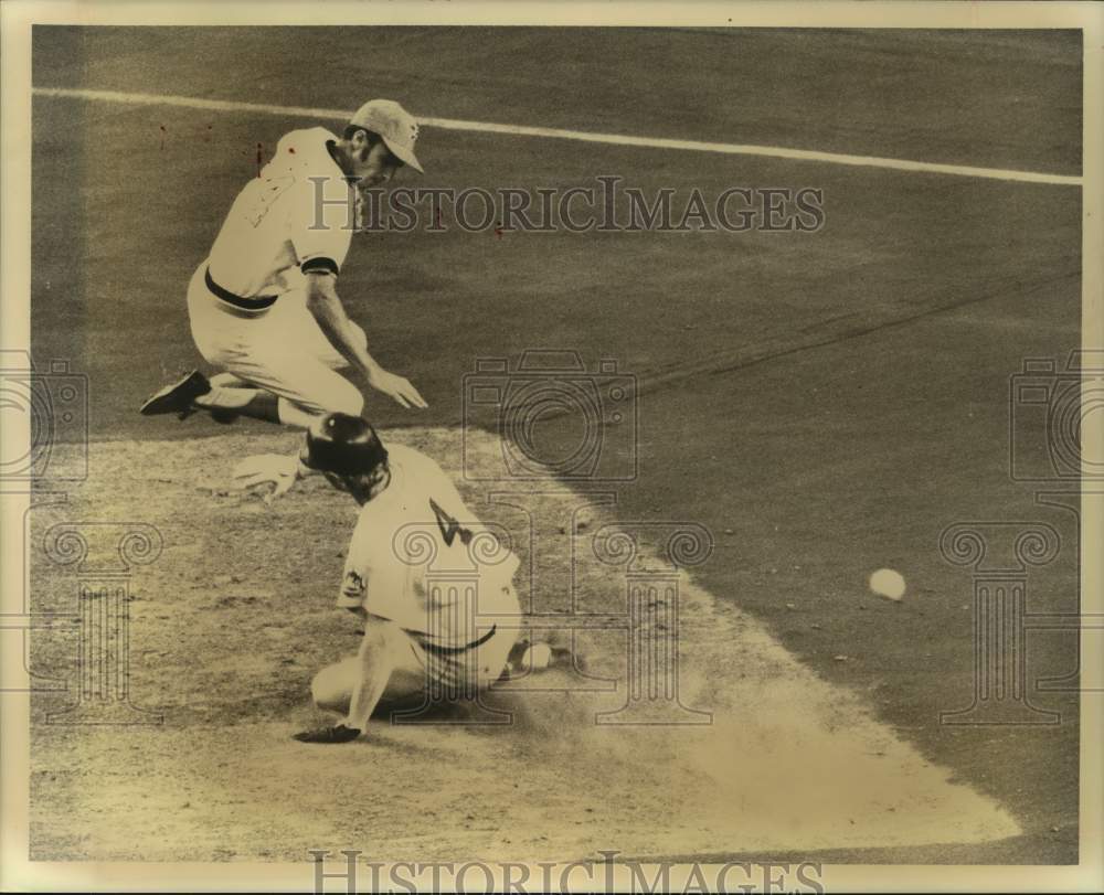 1974 Press Photo Roger Metzger, Houston Astros shortstop safe at homeplate - Historic Images