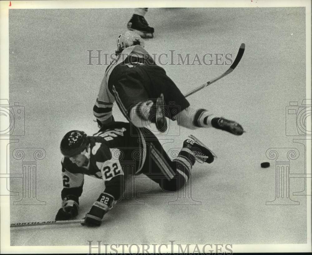 1977 Press Photo Houston Aeros&#39; Rich Preston trips over other player in game-TX - Historic Images