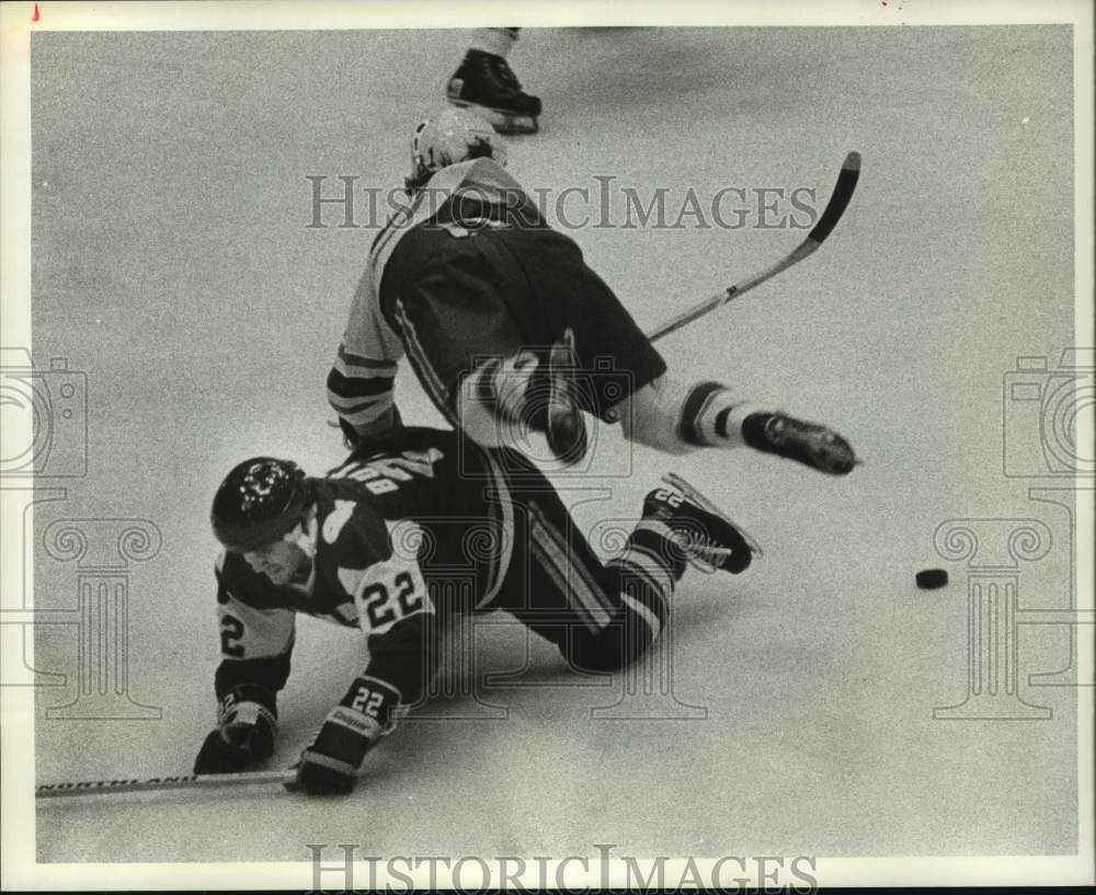 1977 Press Photo Houston Aeros' Rich Preston trips over other player in game-TX - Historic Images