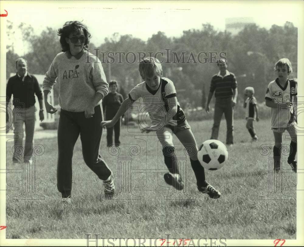 1983 Participants in Spring Strikers annual parent/child soccer game - Historic Images