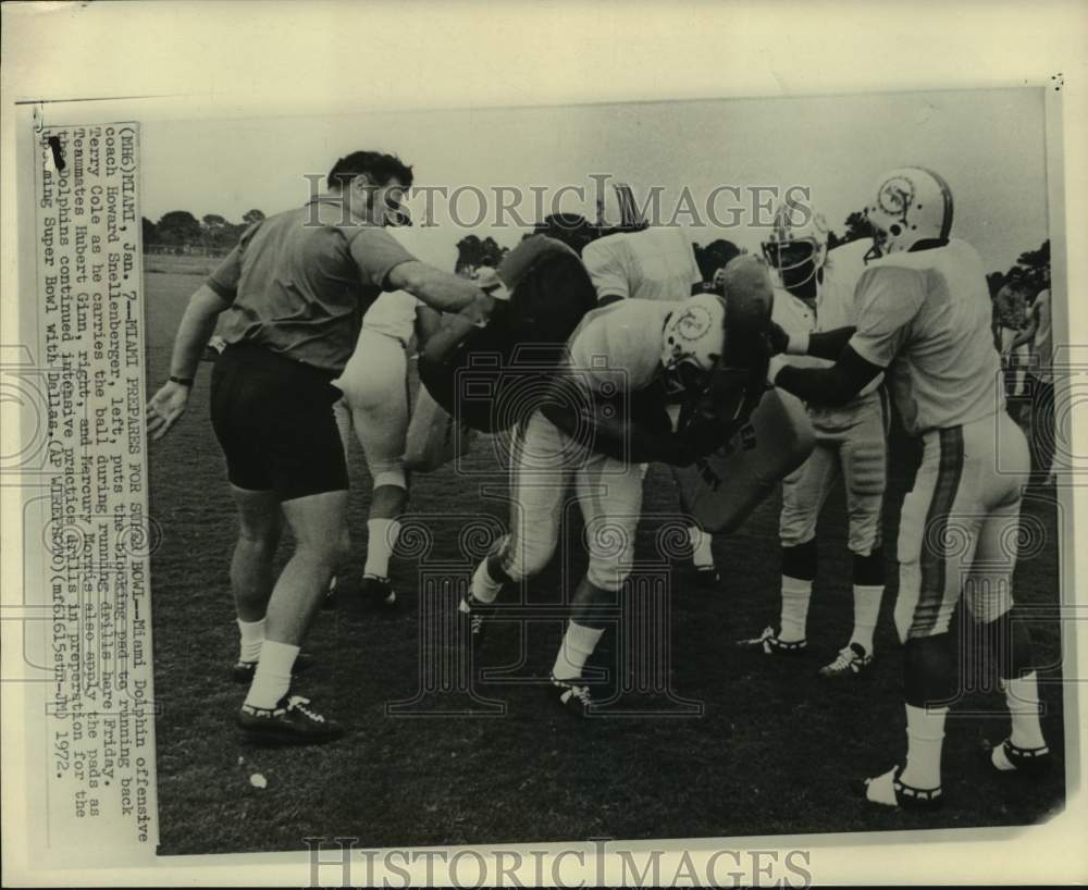 1972 Press Photo Miami Dolphins coach Howard Snellenberger, team practice,  Miami