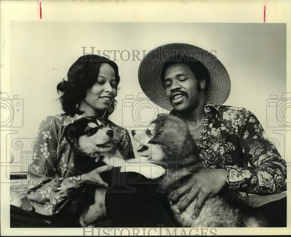 1974 Houston Oilers' player Tody Smith with his dogs - Historic Images