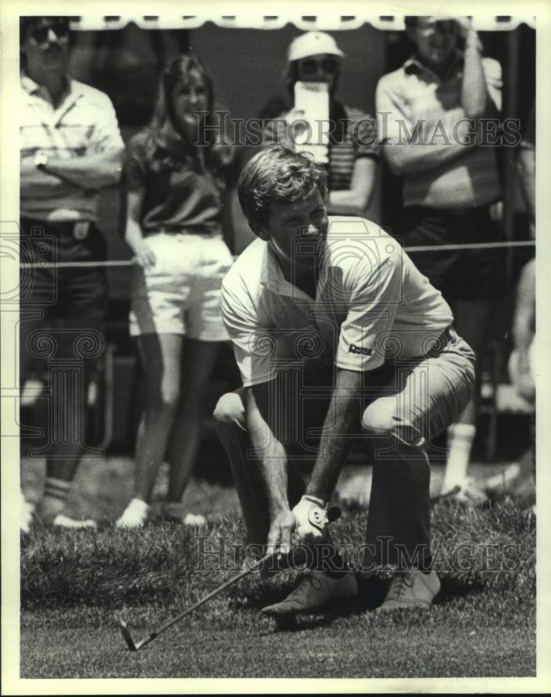 1982 Pro golfer Ed Snead uses body English to help birdie putt. - Historic Images