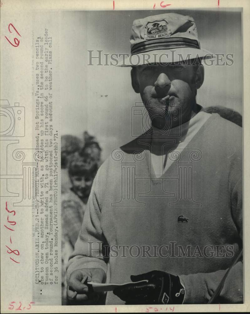 1971 J.C. Snead uses a pencil to tote up his score at Tucson Open - Historic Images