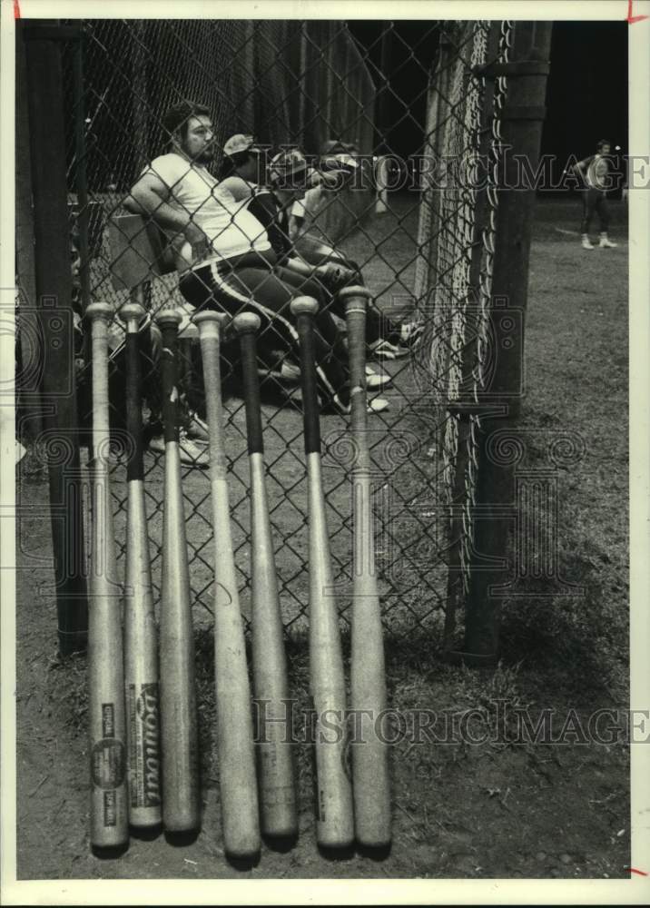 1980 Press Photo Softball player Steve Sherman sits on the bench between innings - Historic Images