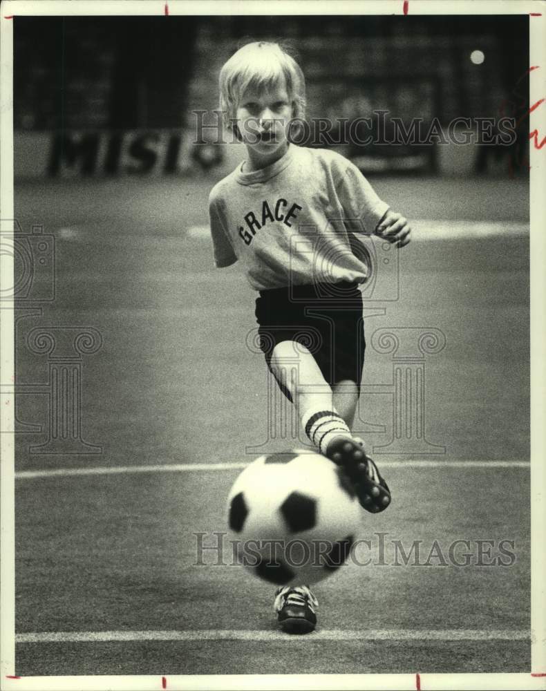 1980 Christopher Hamlyn kicks a goal for Grace Presbyterian-Houston - Historic Images