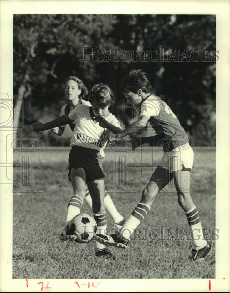 1977 Press Photo Boys playing youth soccer in Houston, Texas on church teams - Historic Images