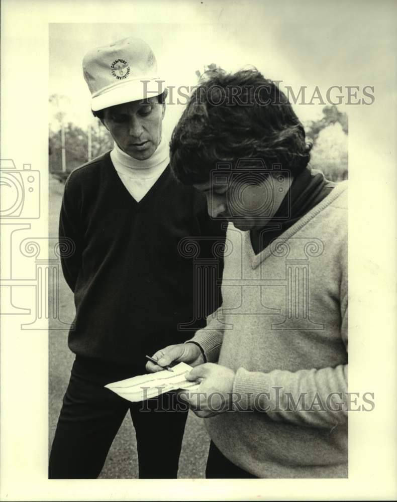 1979 Golfers Randy Sonnier &amp; David Ojala check score card - Historic Images