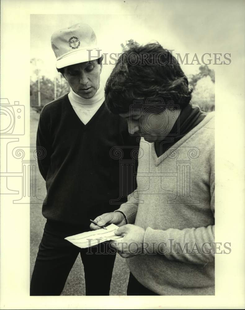1979 Golfers Randy Sonnier & David Ojala check score card - Historic Images