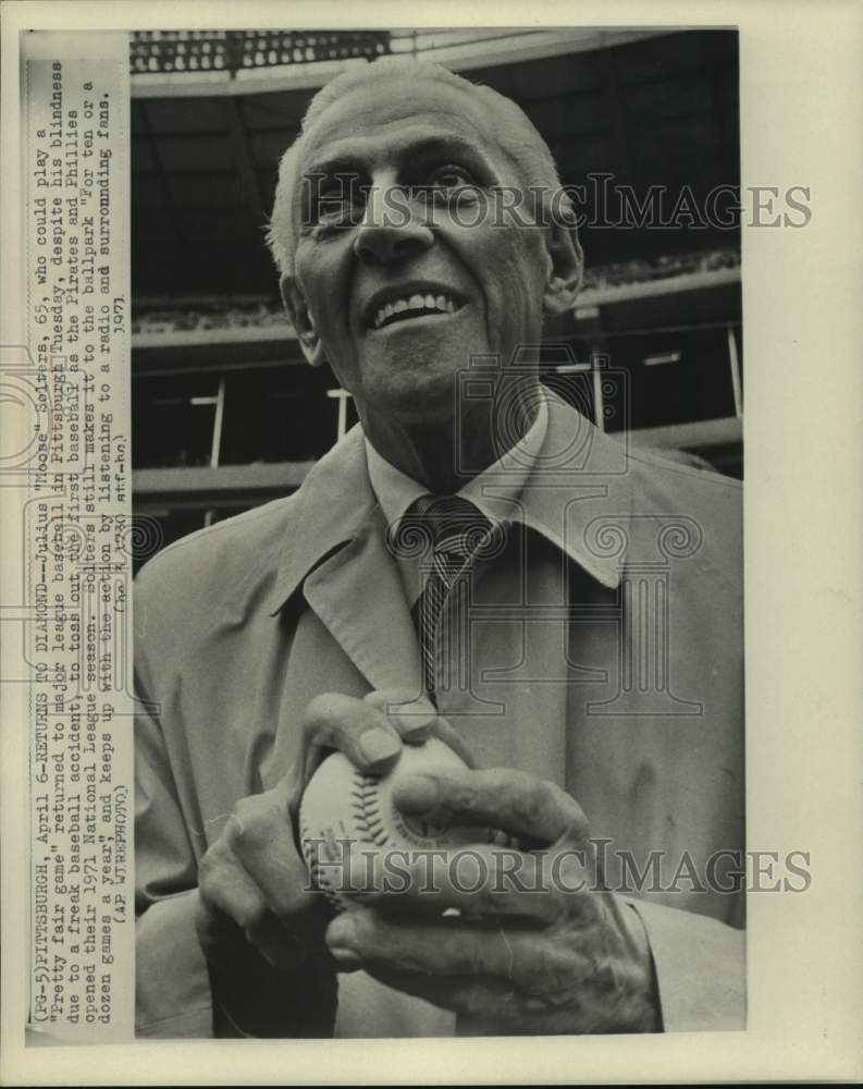 1971 Press Photo Julius &quot;Moose&quot; Solters threw first pitch at Pirates&#39; game- Historic Images