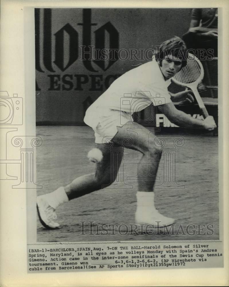 1972 Press Photo American Harold Solomon volleys with Spain's Andres Gimeno. - Historic Images