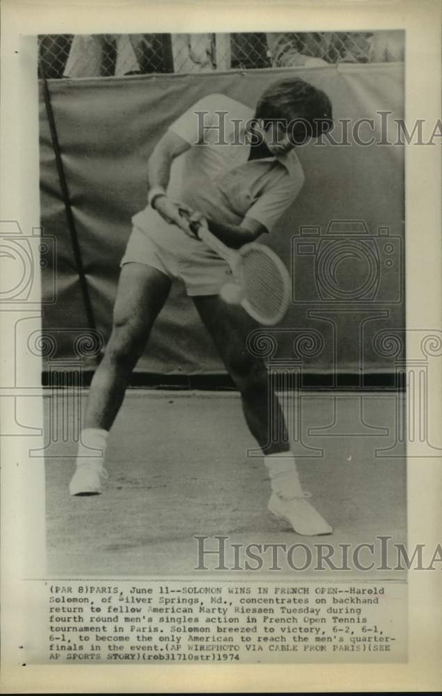 1974 Press Photo American Harold Solomon concentrates on backhand at French Open- Historic Images