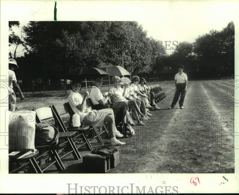 1986 Press Photo Houston soccer fans shade themselves from the sun. - Historic Images