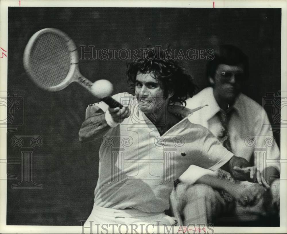 1976 Pro tennis player Harold Solomon hits forehand return. - Historic Images