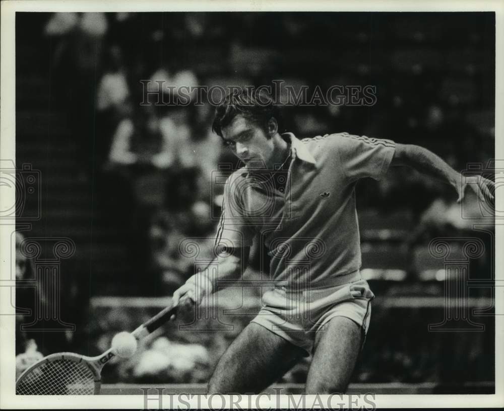1977 Pro tennis player Harold Solomon hits a forehand return volley. - Historic Images