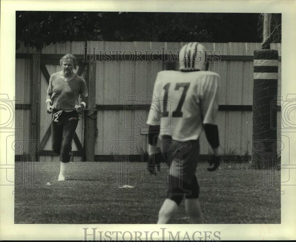 1981 Press Photo Oilers&#39; quarterback Ken Stabler does extra running at practice.- Historic Images