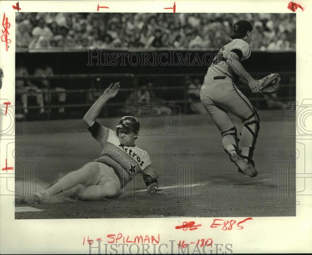 1984 Press Photo Astros&#39; Harry Spilman scores as Giants&#39; Bob Brenley takes throw - Historic Images