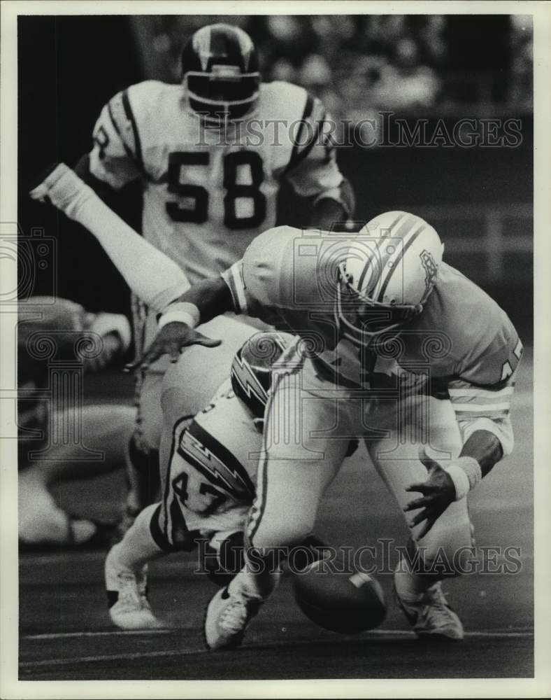 1975 Press Photo Oilers Ronnie Coleman fumbles, hit by Chargers' Sam Williams. - Historic Images