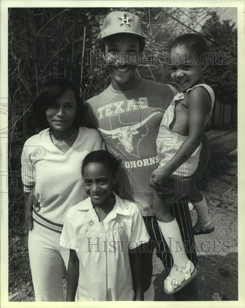 1982 Press Photo Ex-Astros Pitcher Scipio Spinks poses with wife and children.- Historic Images