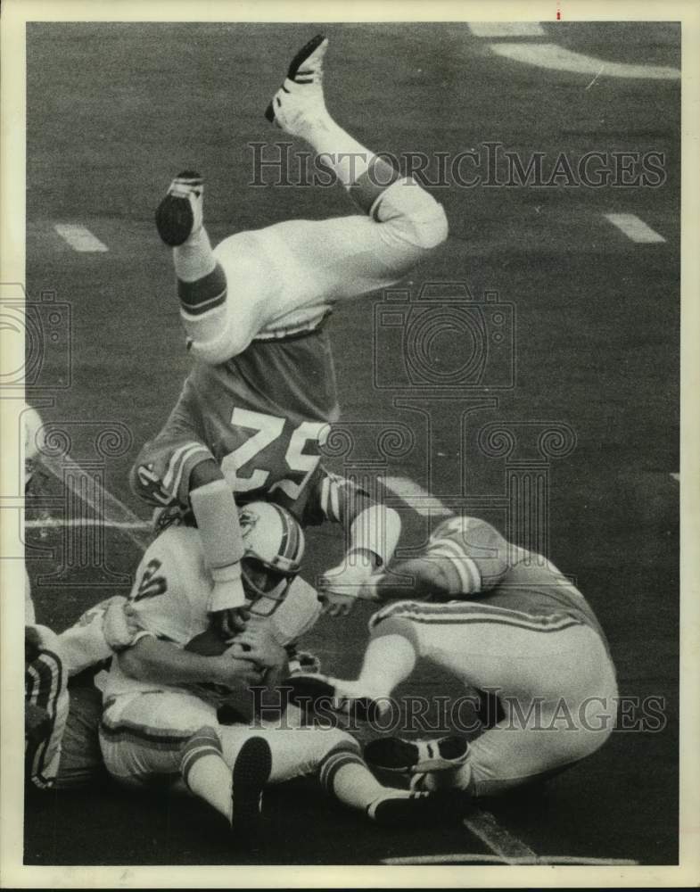 1975 Press Photo Oilers&#39; Robert Brazile flips tackling Dolphins Larry Seiple. - Historic Images