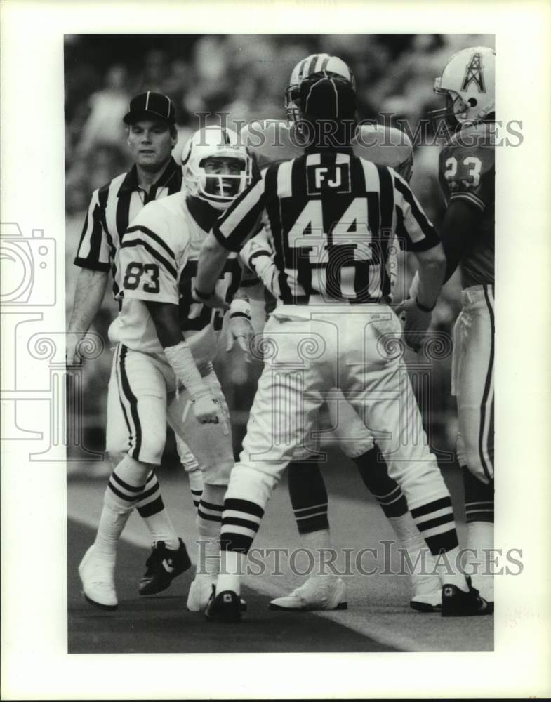 1990 Press Photo Colts&#39; Clarence Verdin argues referee Donnie Hampton&#39;s call. - Historic Images