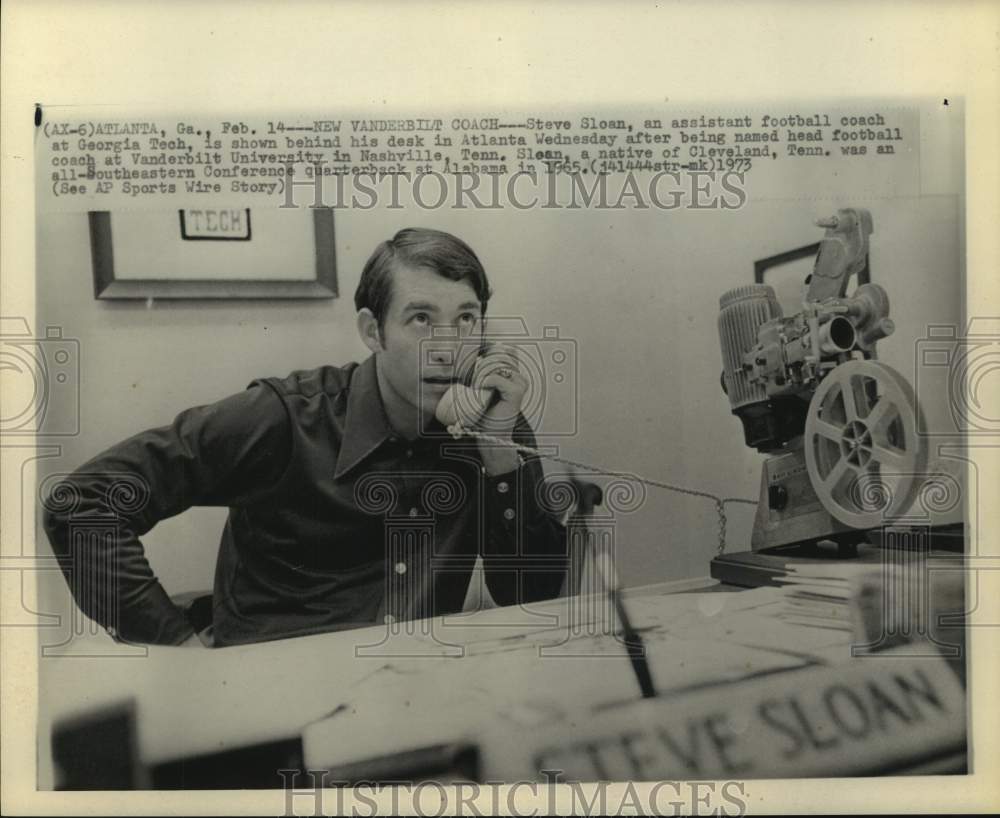 1973 Press Photo New Vanderbilt football coach Steve Sloan busy in his office. - Historic Images