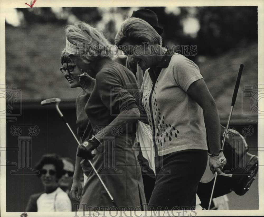 1970 Press Photo Pro ladies golfer Marilynn Smith has laugh with fellow golfers.- Historic Images