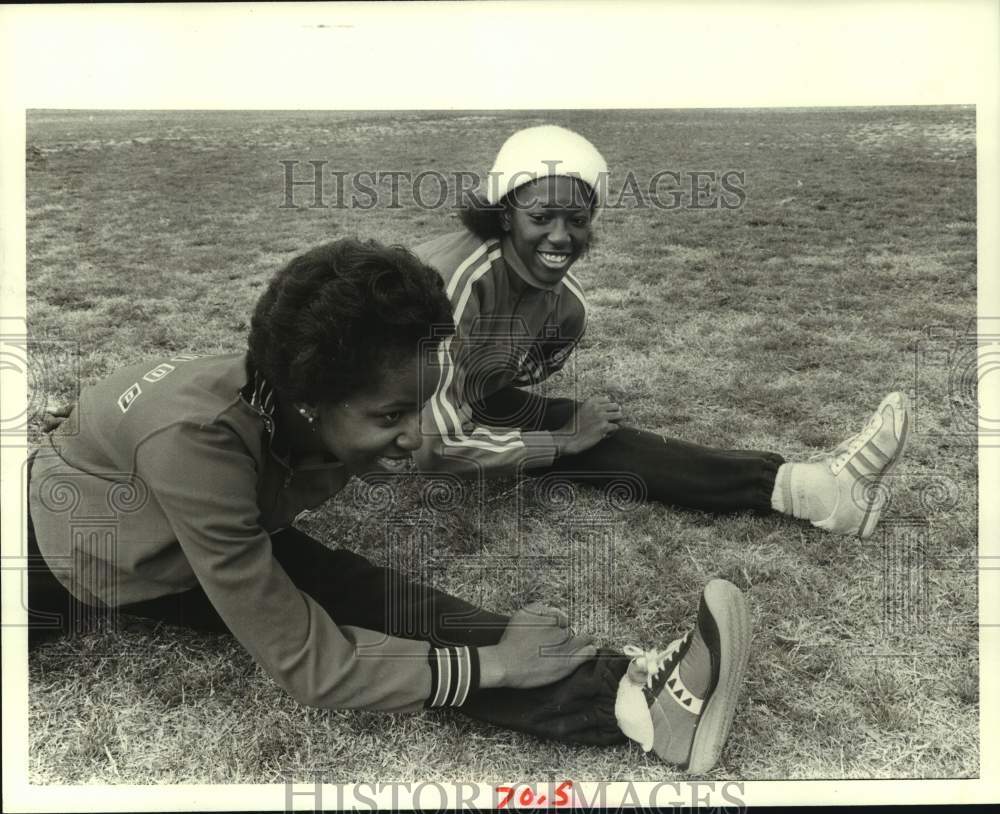 1978 Press Photo Runners Mary Smith &amp; Linda Weekly stretch before workout.- Historic Images