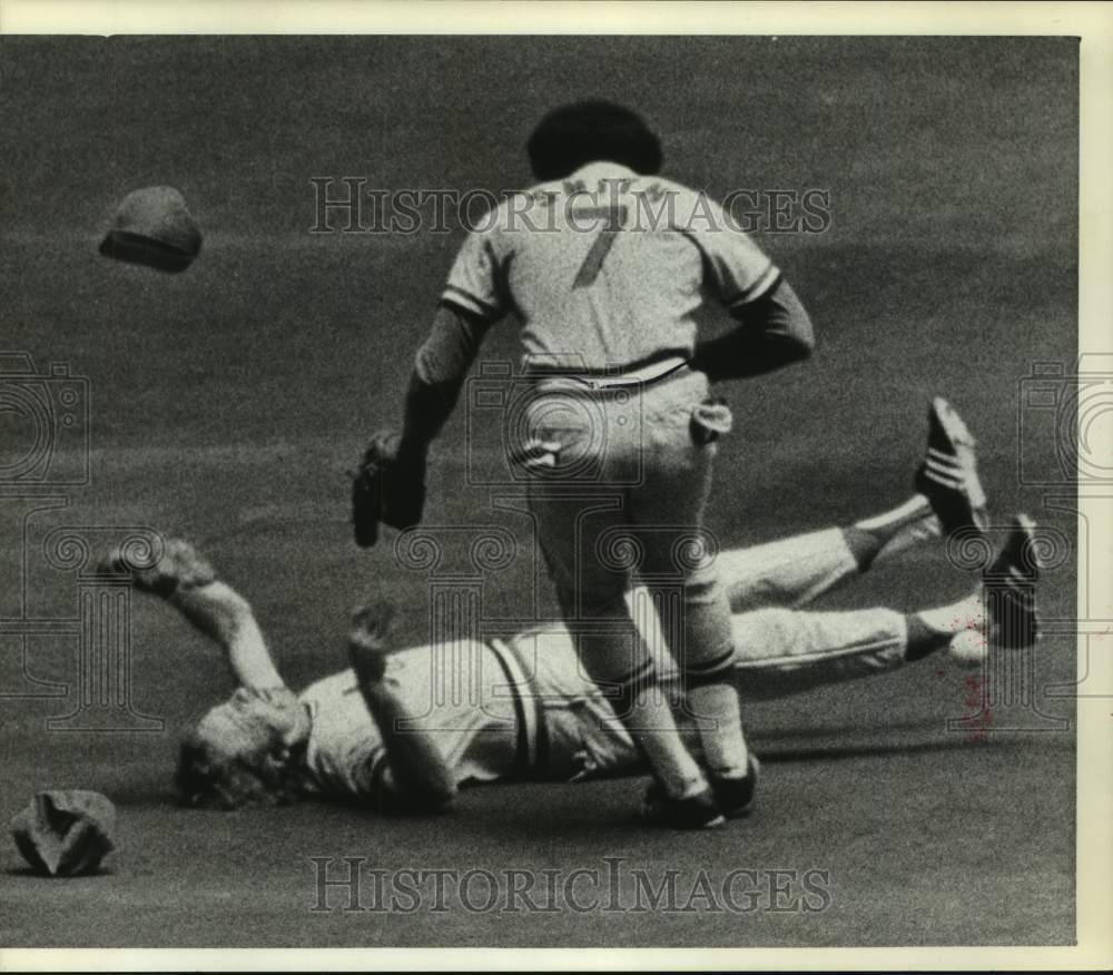 1974 Press Photo Cardinals&#39; Reggie Smith tries to assist a falling teammate.- Historic Images