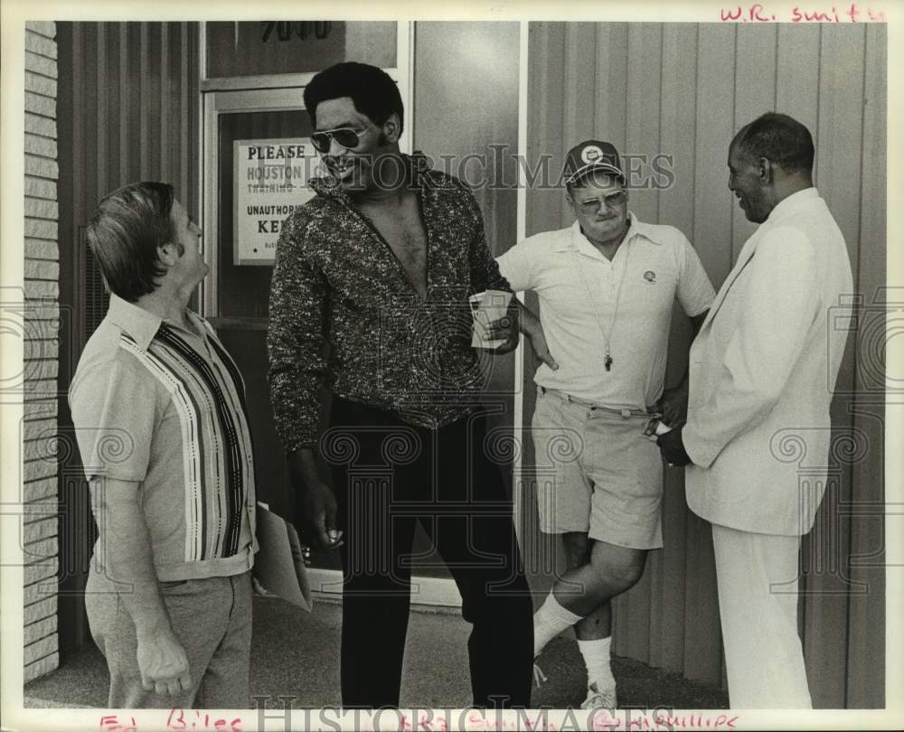 1975 Press Photo Ed Biles, Bubba Smith, Bum Phillips &amp; Willie Ray Smith.- Historic Images