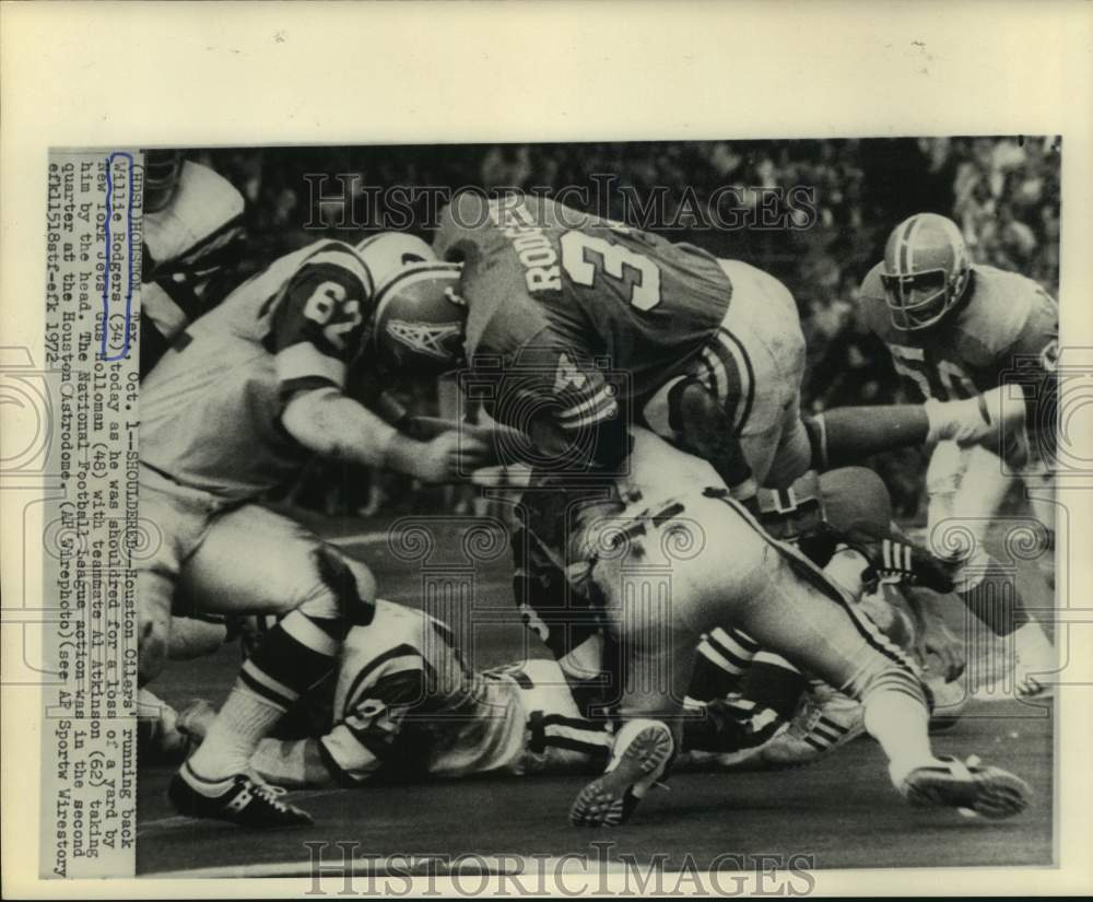 1972 Press Photo Oilers' Rodgers is shouldered by Jets' Holloman and Atkinson.- Historic Images