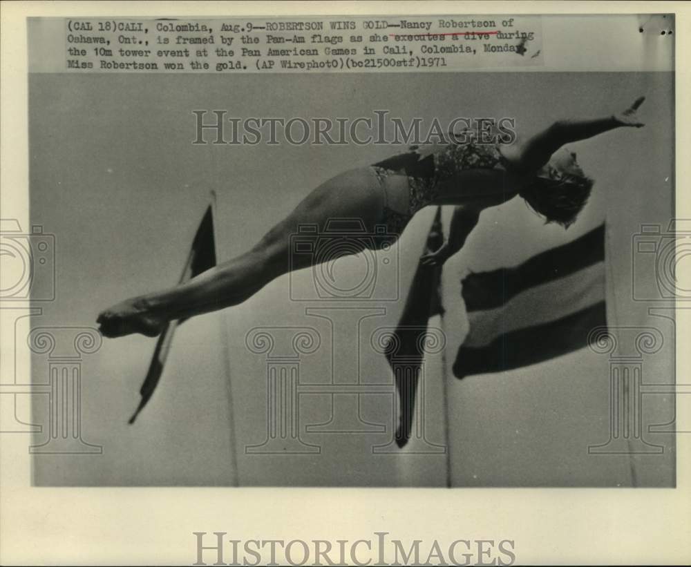 1971 Press Photo Nancy Robertson performs dive in Pan-Am Games in Cali, Columbia - Historic Images