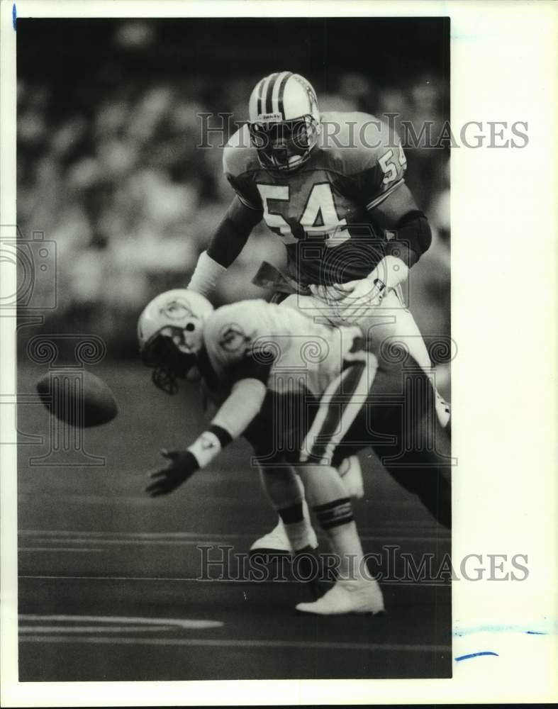 1989 Press Photo Oilers&#39; Al Smith pursues Dolphins player who drops ball. - Historic Images