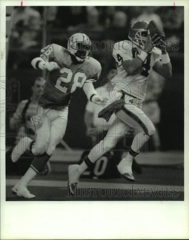 1989 Press Photo Browns&#39; Webster Slaughter catches pass on Oilers&#39; Cris Dishman. - Historic Images