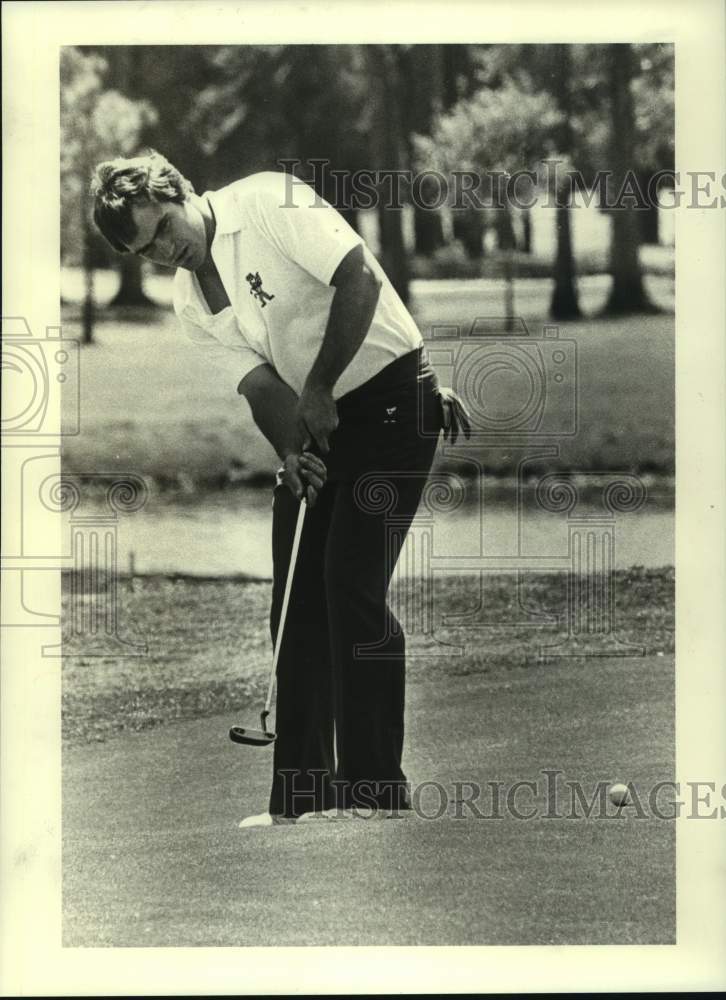 1983 Press Photo University of Houston golfer John Slaughter watches his putt.- Historic Images