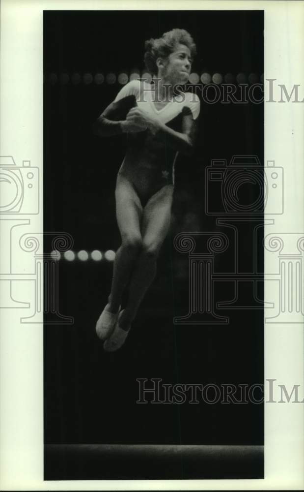 1986 Press Photo Gymnast Phoebe Mills competes in vault competition. - hcs16862- Historic Images