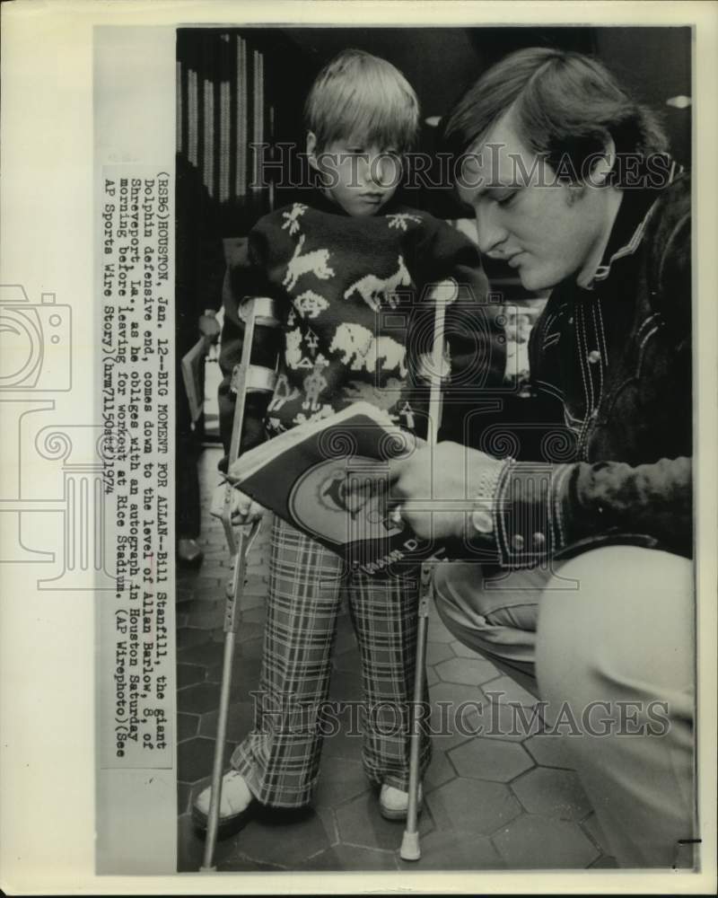 1974 Press Photo Dolphins&#39; Bill Stanfill signs autograph for Allan Barlow. - Historic Images