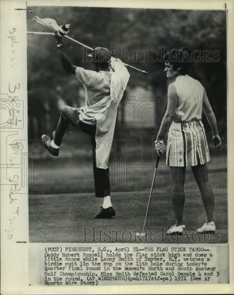 1971 Press Photo Robert Russell does flag stick tango after Lancy Smith putt. - Historic Images