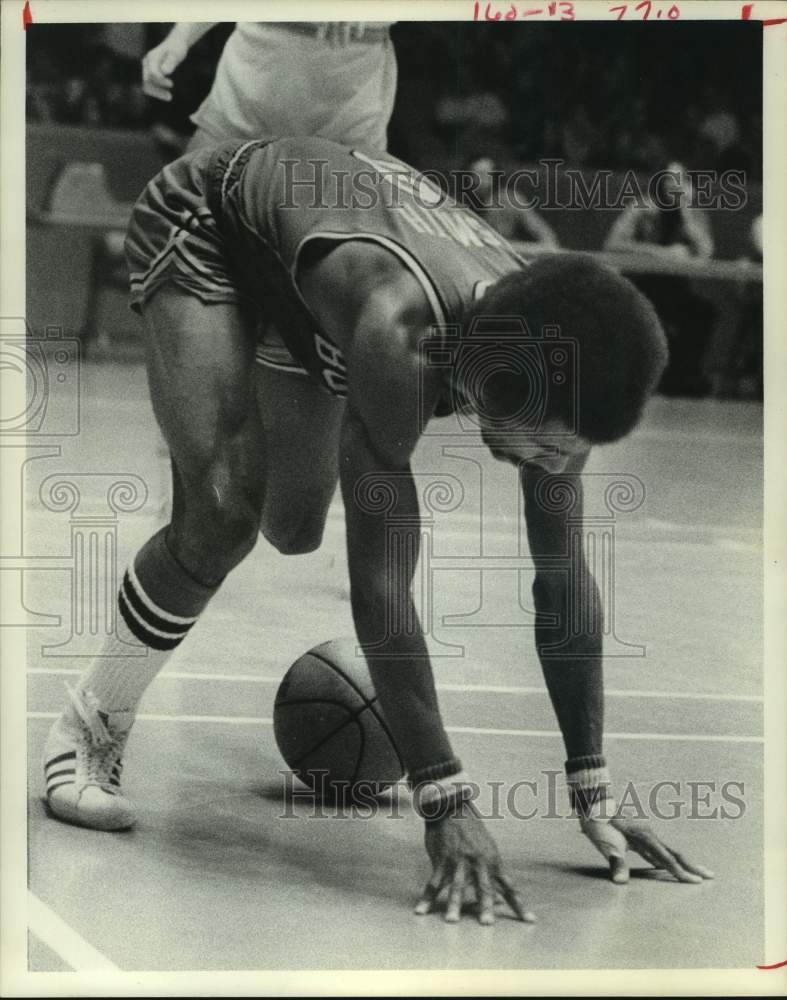 1975 Press Photo Buffalo Braves&#39; Randy Smith makes a three-point-landing. - Historic Images