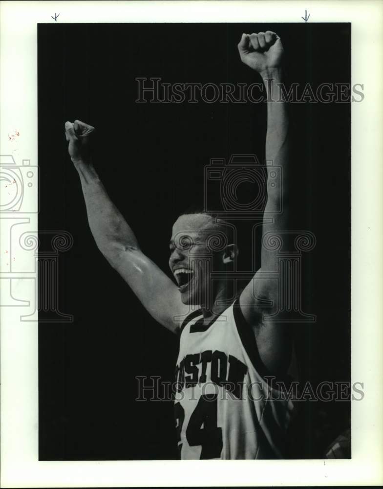 1990 Press Photo Houston&#39;s Byron Smith celebrates victory over Notre Dame. - Historic Images