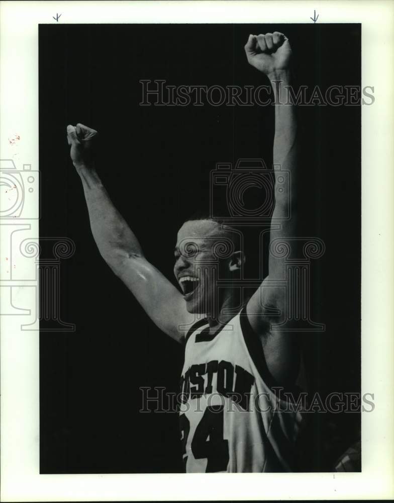 1990 Press Photo Houston's Byron Smith celebrates victory over Notre Dame. - Historic Images