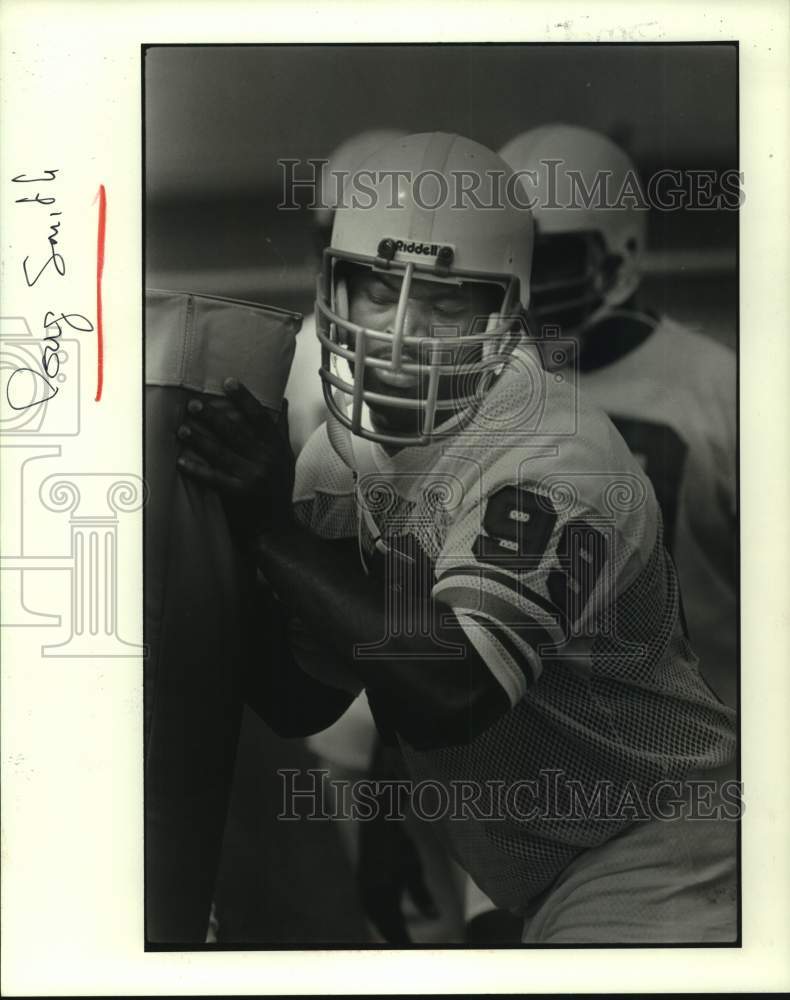 1984 Press Photo Oilers&#39; defensive tackle Doug Smith holds tackling dummy.- Historic Images