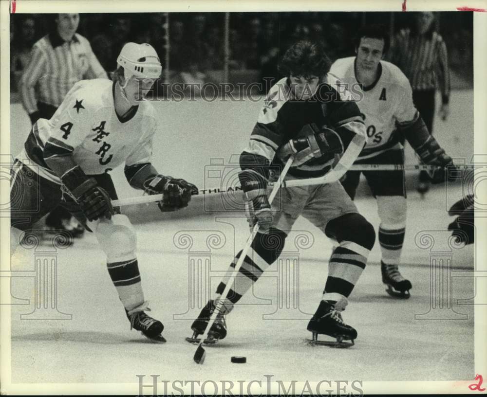 1975 Press Photo Houston Aeros&#39; defenseman Mark Howe raises his stick.- Historic Images